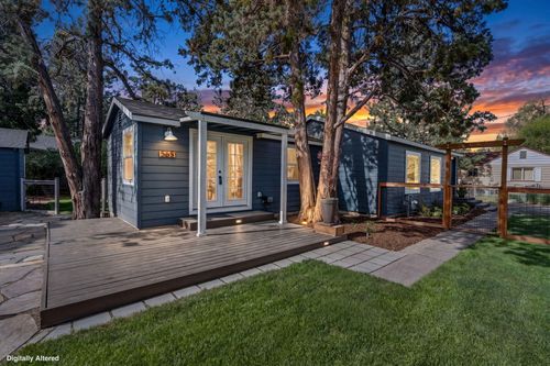 565 Se Woodland Blvd, Bend, OR, 97702-1609 | Card Image
