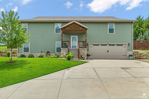 405 Highland Pointe Dr, Manhattan, KS, 66503-8876 | Card Image