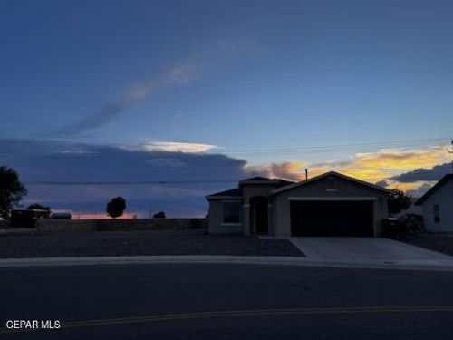 953 Yellow Bells Pl, Horizon City, TX, 79928-2414 | Card Image