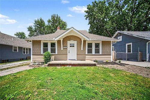 10526 E 9th St S, Independence, MO, 64053-1808 | Card Image