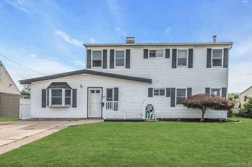 17 Chickadee Lane, Hempstead, NY, 11756 | Card Image