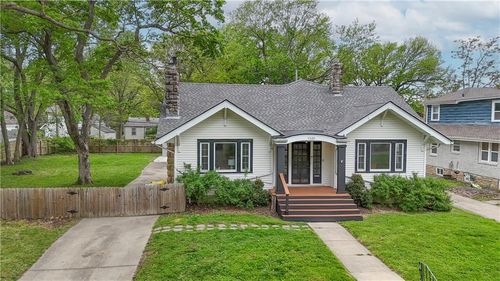 7530 Oak St, Kansas City, MO, 64114-1945 | Card Image