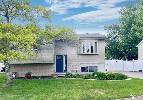 8675 Lillian Dr, Newport, MI, 48166-9326 | Card Image