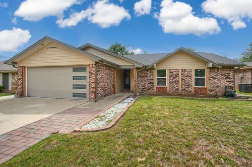 909 Columbus Ct, Bedford, TX, 76022-7513 | Card Image