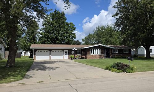 405 Quaker Mill Dr, Manchester, IA, 52057-1049 | Card Image