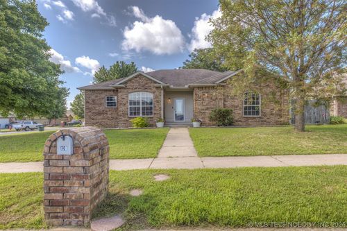 108 W 135th St N, Skiatook, OK, 74070-3532 | Card Image