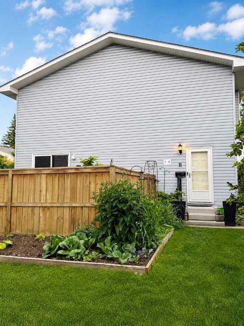 11-4810 40 Ave Sw, Calgary, AB, T3E1E5 | Card Image