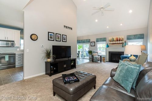 3529 Grove Ln, Auburn Hills, MI, 48326-3983 | Card Image