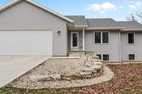 4252 Fox Hills Court, Janesville, WI, 53546 | Card Image