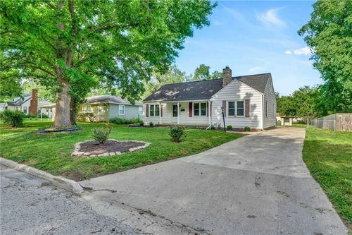 2212 Sw Burnett Road, Topeka, KS, 66614 | Card Image