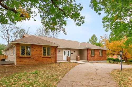 8641 Broadmoor St, Overland Park, KS, 66212-1122 | Card Image