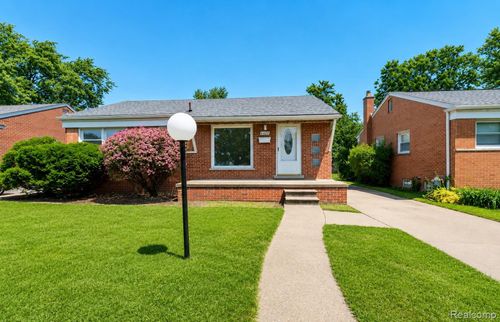 6690 Deering St, Garden City, MI, 48135-2292 | Card Image
