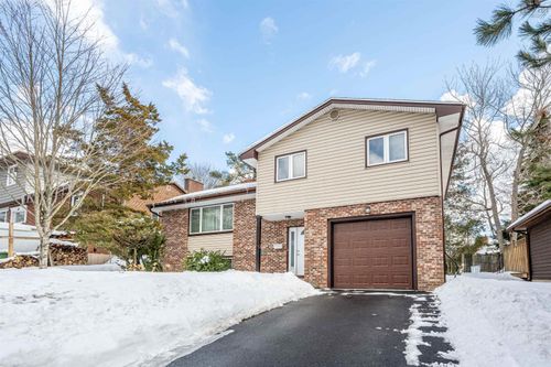 35 Somerset Street, Dartmouth, NS, B2Y4C7 | Card Image