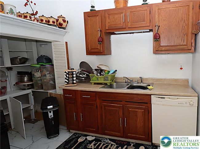 740 W Cedar St, Townhouse with 5 bedrooms, 2 bathrooms and null parking in Allentown PA | Image 7