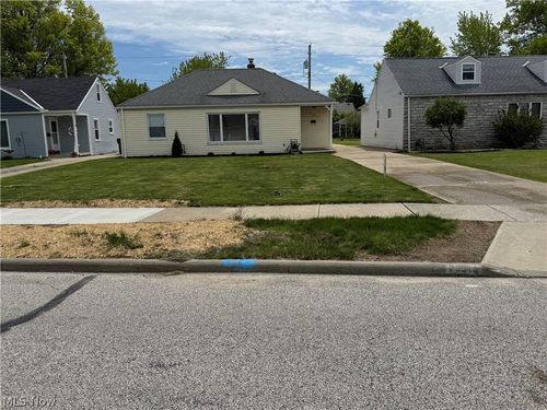 29516 Cresthaven Dr, Willowick, OH, 44095-4537 | Card Image