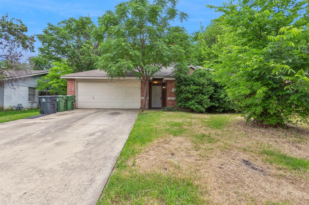 Roberts Cir, Arlington, TX 76010