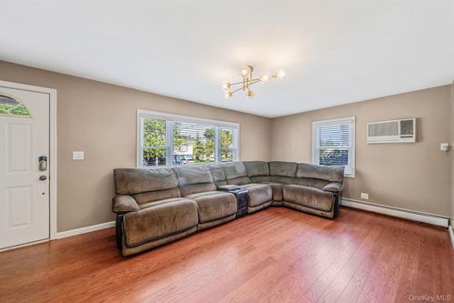 301 Center Bay Dr, West Islip, NY, 11795-4807 | Card Image