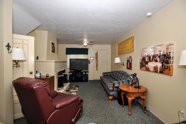 This large bedroom has a wall of closets. | Image 25