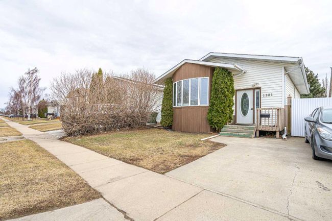 1201 49 Avenue, Home with 5 bedrooms, 2 bathrooms and 1 parking in Lloydminster SK | Image 2