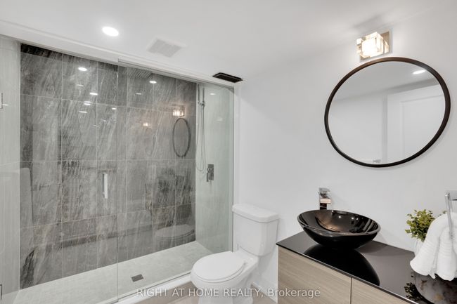 154 Anchusa Dr, House attached with 4 bedrooms, 4 bathrooms and 3 parking in Richmond Hill ON | Image 32