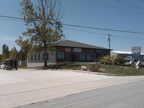 1204 E Veterans Memorial Pkwy, Warrenton, MO, 63380-1314 | Card Image