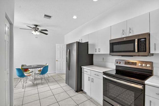 9675 Crescent View Dr N, Condo with 3 bedrooms, 2 bathrooms and null parking in Boynton Beach FL | Image 6