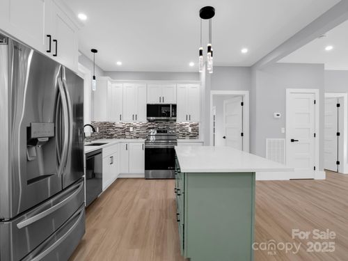3 Pinnacle View Rd, Asheville, NC, 28803-9689 | Card Image