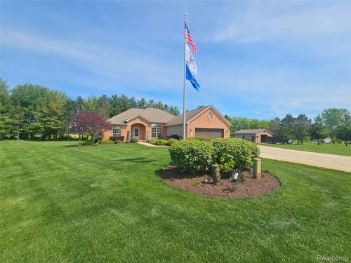 10331 Pine Valley Dr, Grand Blanc, MI, 48439-9439 | Card Image