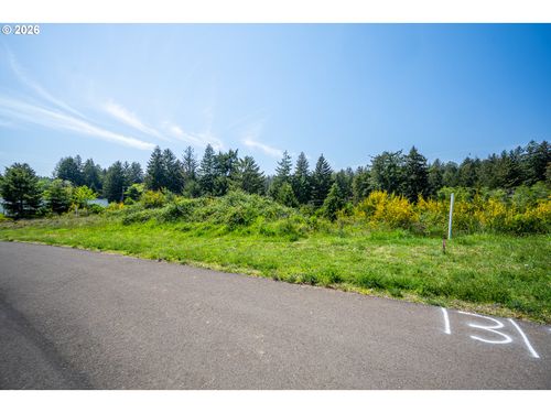 13-83615 Clear Lake Rd, Florence, OR, 97439-8330 | Card Image