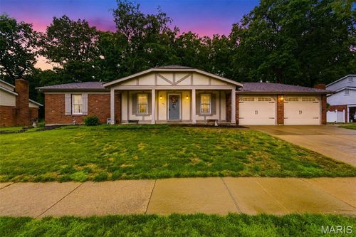 537 Huntercreek Ridge Ct, Des Peres, MO, 63131-2233 | Card Image