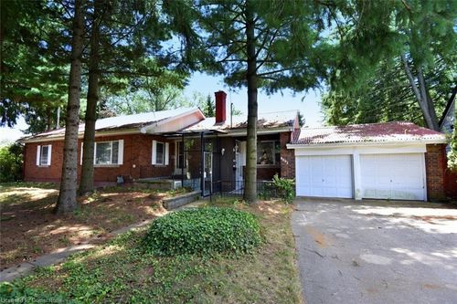 6692 Barker St, Niagara Falls, ON, L2G1Z2 | Card Image