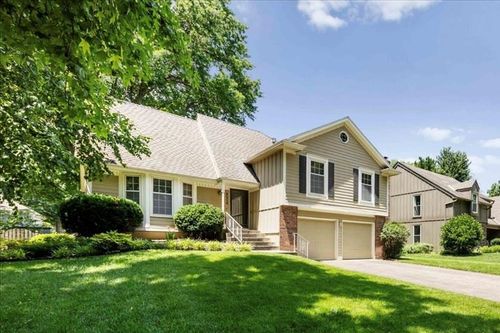 8516 Darnell St, Lenexa, KS, 66215-2452 | Card Image