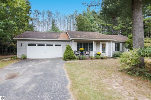 9103 Evergreen Dr, Traverse City, MI, 49684-8094 | Card Image