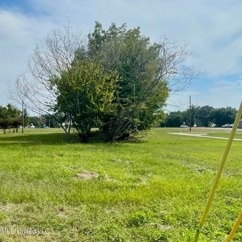 387 Richmond Dr, Biloxi, MS, 39530-4048 | Card Image