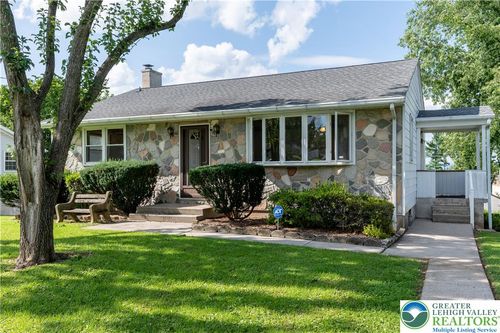 42 Middle Place, Palmer Twp, PA, 18045 | Card Image