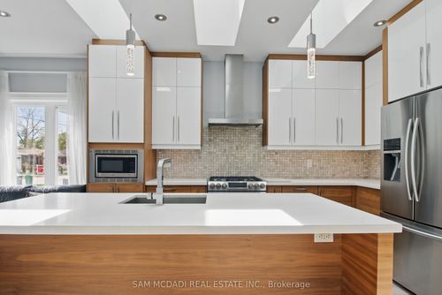 1050 Caven St, Mississauga, ON, L5G4J4 | Card Image
