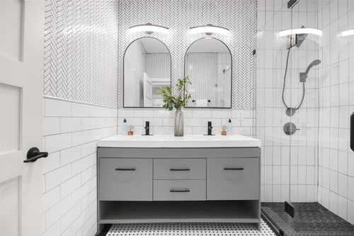 813 Elsbeth St, Dallas, TX, 75208-4225 | Card Image