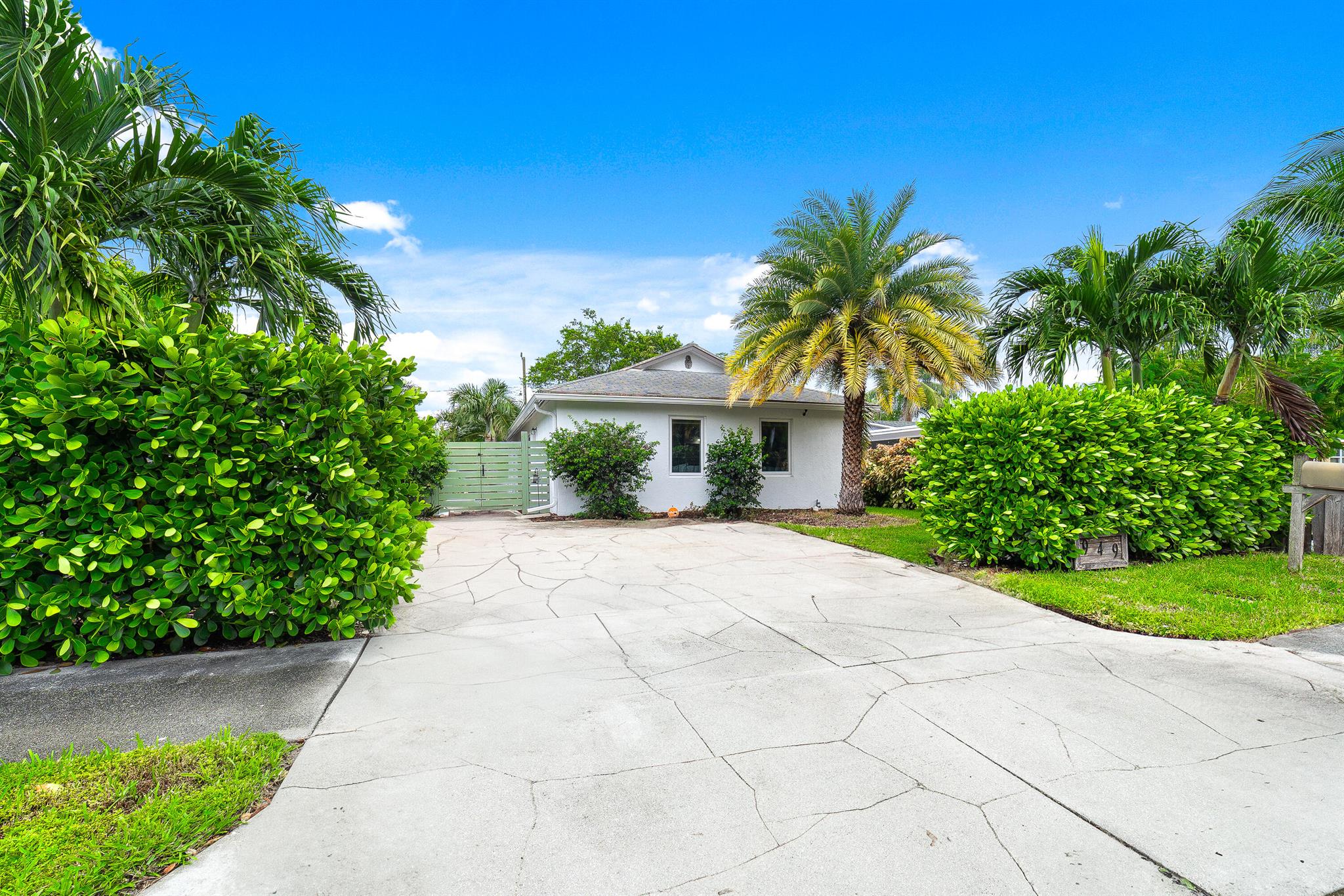 Charles St, West Palm Beach, FL 33401