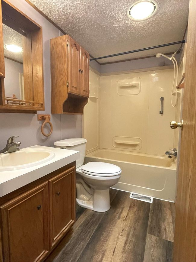Full Bathroom | Image 28