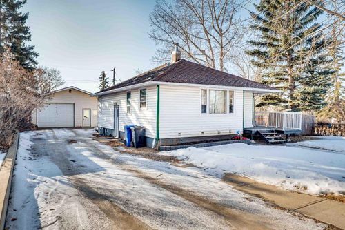 511 3 St Se, Three Hills, AB, T0M2A0 | Card Image