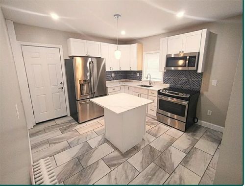 42 Victory St, Cranston, RI, 02910-1606 | Card Image