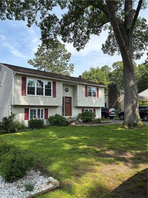 8 Sweet Fern Trl, Saunderstown, RI, 02874-2353 | Card Image