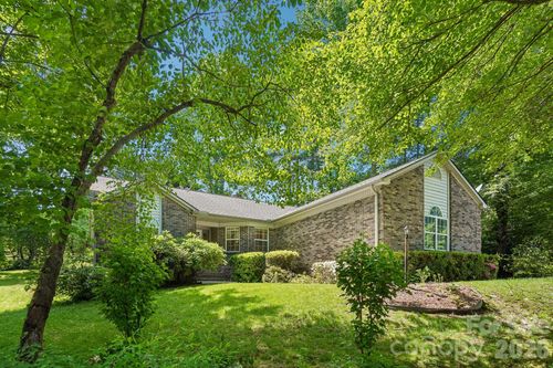 7 St Andrews Dr, Etowah, NC, 28729-9748 | Card Image