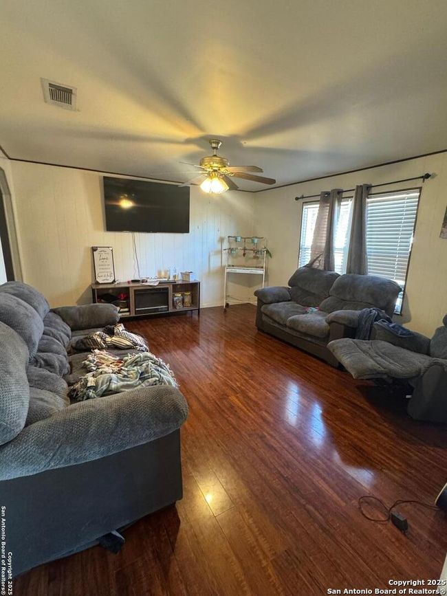 305 E Hugo St, House other with 3 bedrooms, 1 bathrooms and null parking in Dilley TX | Image 9