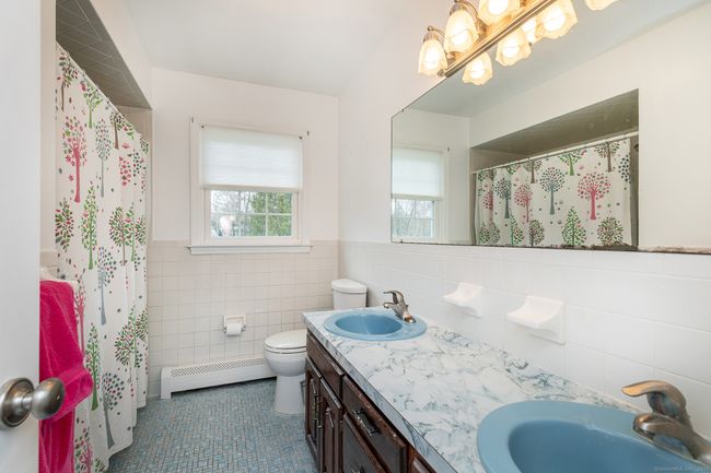Upper level full bath | Image 29