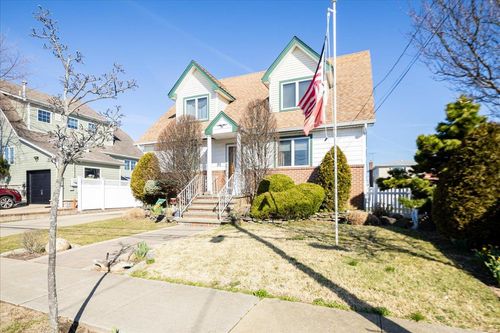 92 Hampton Pl, Freeport, NY, 11520-5825 | Card Image