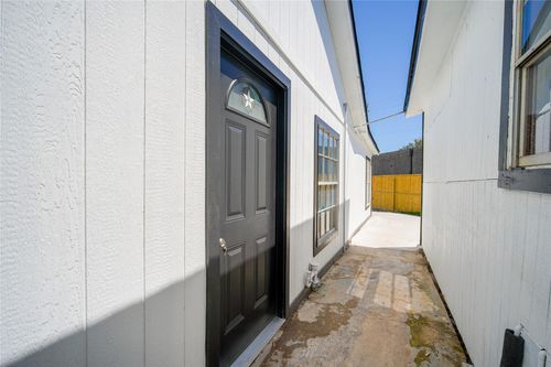 c-7318 Dahlia St, Houston, TX, 77012-2957 | Card Image