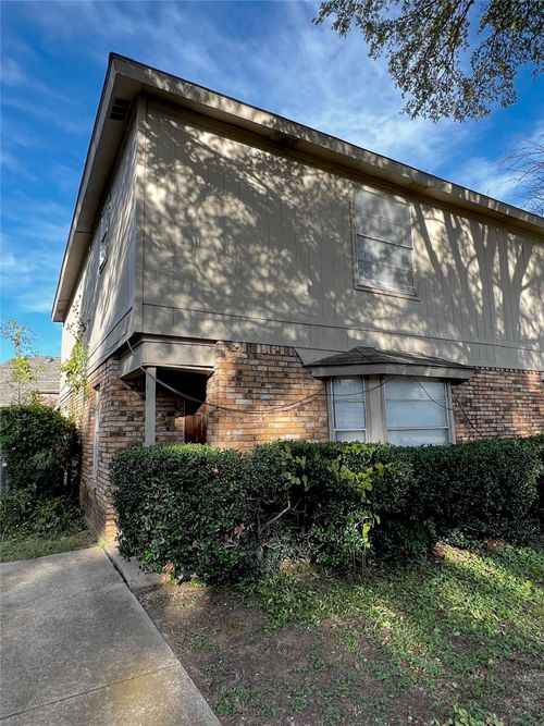 2818 S Fielder Rd, Arlington, TX, 76015-2200 | Card Image