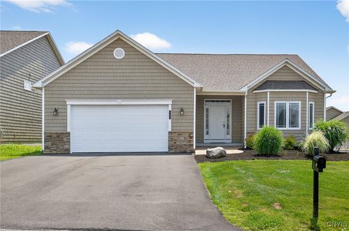 105 Austin Meadows Dr S, Manlius, NY, 13104-3405 | Card Image