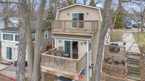 9473 Huron, Pinckney, MI, 48169-9419 | Card Image